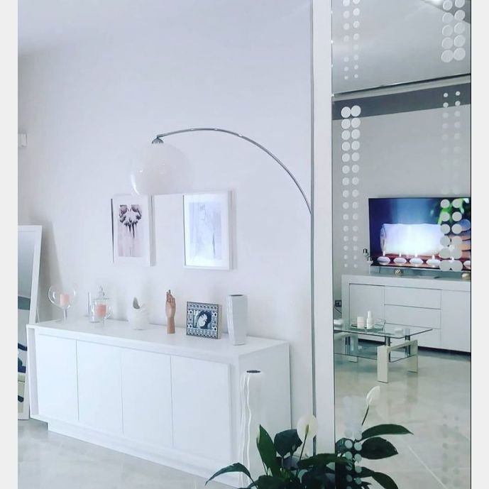 Elegante credenza in bianco opaco a 4 ante