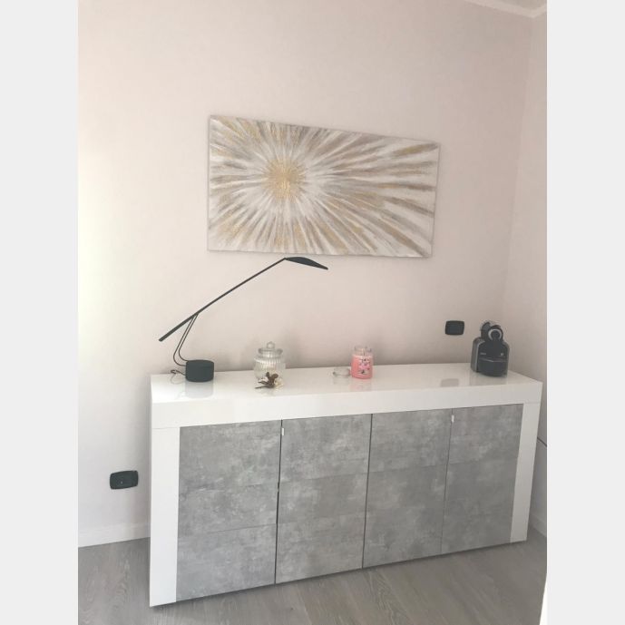 Credenza Moderna a 4 ante, Bianco Lucido con frontali Beton