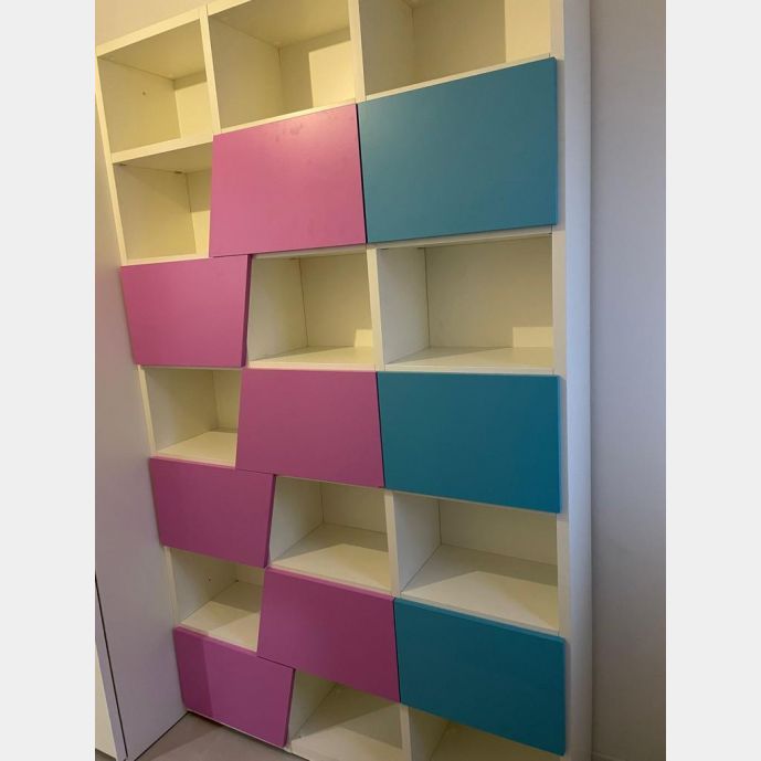 Conveniente Libreria per camerette con 3 ante battenti in finitura Bianco, Turchese e Ciclamino