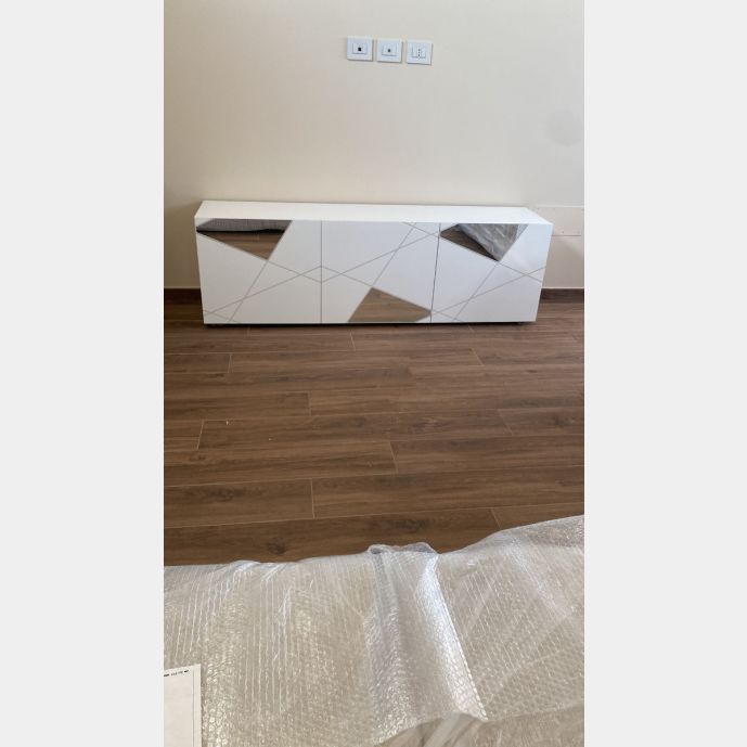 Credenza Madia moderna serigrafata con 3 ante e specchi in finitura Bianco lucido