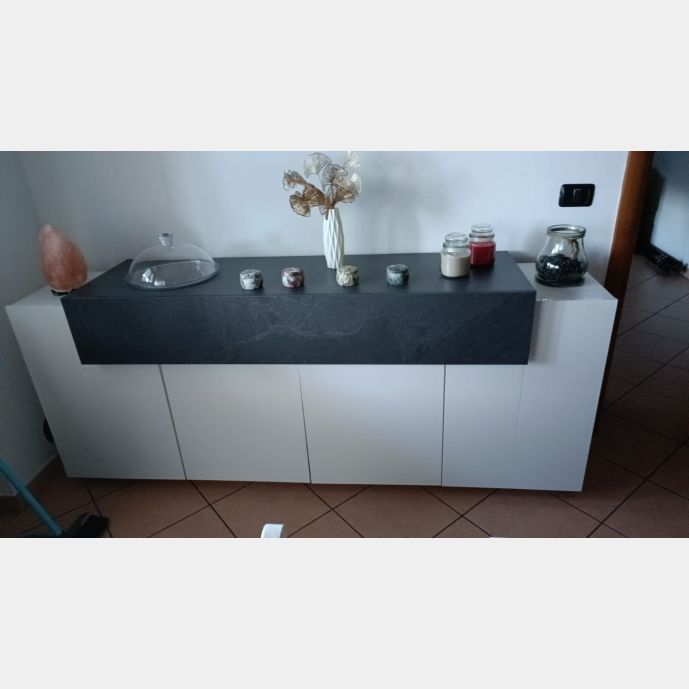 Conveniente Madia moderna bianca lucida con cassetto ardesia a 4 ante 