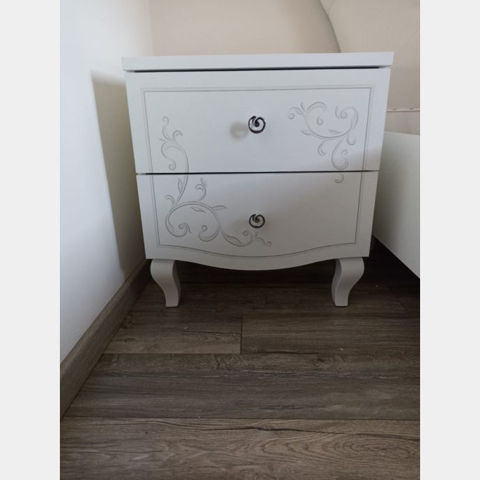 Eleganti Comodini con 2 cassetti e serigrafia argentata in finitura bianco 