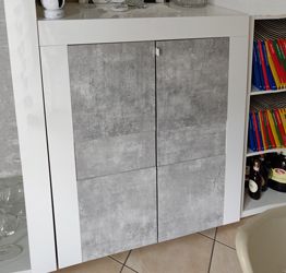 Credenza alta grigio e bianca a 2 ante