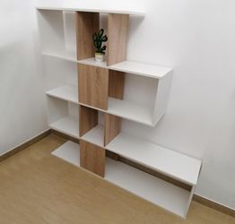 Libreria di design in legno color rovere e bianco opaco