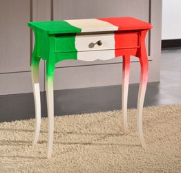 Consolle in legno color laccato con decori bandiera, con cassetto e gambe sagomate a sciabola 62x70