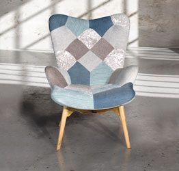 Poltroncina imbottita patchwork Kala con gambe in legno