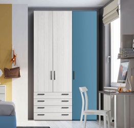 Armadio moderno L.151 a 3 ante e 4 cassetti H.257, finitura Frassino Bianco e Blu Egeo