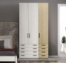 Armadio moderno L.136 a 3 ante e 8 cassetti H.257, finitura Rovere bianco e Rovere Oak