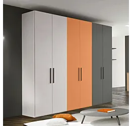 Armadio moderno L.271 a 6 ante battenti H.225 finiture Bianco Opaco, Papaya e Grigio Titanio