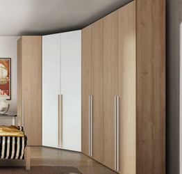 Armadio moderno ad angolo con 7 ante in finitura Bianco Opaco e Rovere Oak