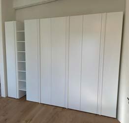Capiente Armadio moderno con libreria, 7 ante, finitura Bianco opaco e Rovere bianco 