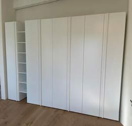 Capiente Armadio moderno con libreria, 7 ante, finitura Bianco opaco e Rovere bianco 