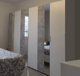 Elegante  Armadio moderno 6 ante battenti con specchio, finitura Beton e Bianco Opaco