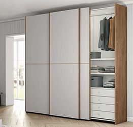 Armadio scorrevole a 3 ante in finitura Grigio dorian e Rovere cognac