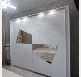 armadio in offerta con inserti a specchio, Made in Italy