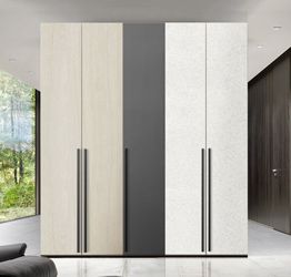 Armadio moderno L.226 a 5 ante battenti H.257, finiture Ciliegio bianco, Cemento Artico e Grigio Titanio