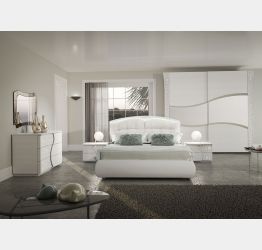 Camera stile contemporaneo con armadio scorrevole e letto contenitore, bianca con inserti floreali