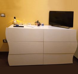 Moderno Comò 6 cassetti sagomati in finitura bianco laccato lucido, linea onda