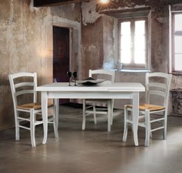 Tavolo allungabile in legno, bianco opaco, gambe a sciabola, con sedie comprese