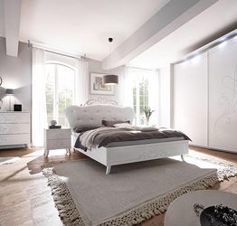 Camera completa moderno e di design, bianco con decoro