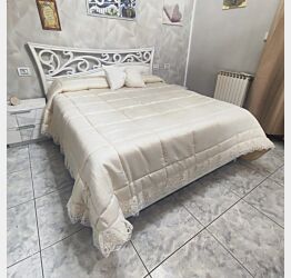 Letto matrimoniale con fregio in legno e imbottitura, colore Bianco