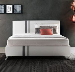 Letto contenitore Zadok in ecopelle in finitura bianco, grigio perla ed antracite