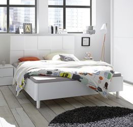 Letto bianco opaco con testiera bianca con forme geometriche