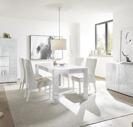 Sala completa di tavolo, madia 3 ante e vetrina in bianco laccato lucido serigrafato