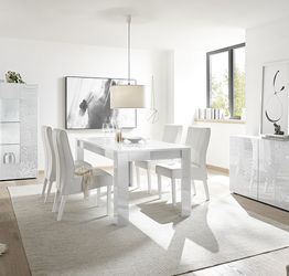 Sala completa di tavolo, madia 3 ante e vetrina in bianco laccato lucido serigrafato