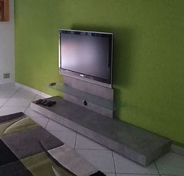 ACQUISTA ANCHE TU Porta TV Beton con mensola in vetro