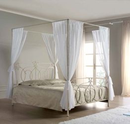 Letto in ferro battuto Sibelius, con baldacchino, colore bianco anticato oro, made in Italy