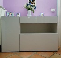 Credenza con vano a giorno, finitura bianco lucido