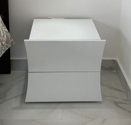 Comodino di design a 2 cassetti sagomati, bianco lucido, linea arco