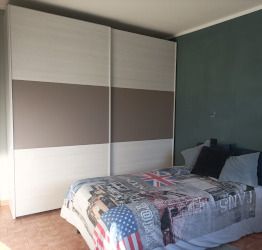 Armadio di design moderno a 2 ante scorrevoli, spatolato Bronzo e Bianco Altea