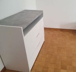 Set comò e comodini grigio beton e bianco con cassetti e vano a giorno