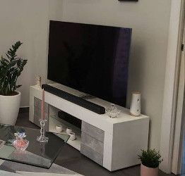 Porta tv grigio cemento e bianco, con due ante e ripiano centrale