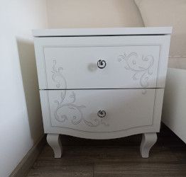 Eleganti Comodini con 2 cassetti e serigrafia argentata in finitura bianco 