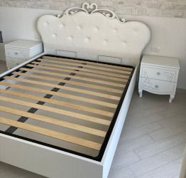 Letto a cuore con testata imbottita in finitura bianca