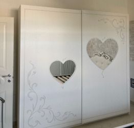 Armadio con specchi a cuore e serigrafie in finitura Bianco a 2 ante scorrevoli