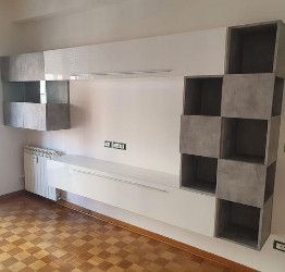 Parete attrezzata moderna con vetrina, finitura Bianco lucido e Beton