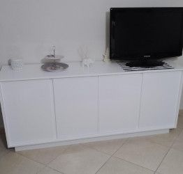Credenza Madia moderna con 4 ante in finitura bianco lucido