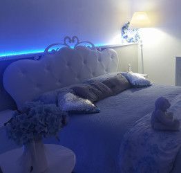 Letto matrimoniale elegante con fregio a cuore e testata imbottita,  Bianco 