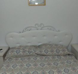 Elegante Letto matrimoniale con fregio a cuore e testata imbottita,  Bianco 