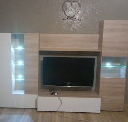 Parete attrezzata con led, quercia e bianco