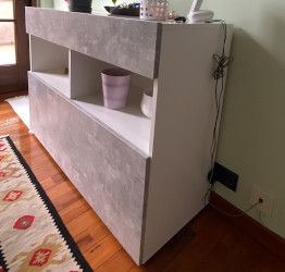 Credenza Madia moderna, 1 anta ribalta 1 cassetto, finitura Bianco laccato lucido e Beton