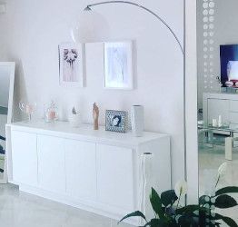 Elegante credenza in bianco opaco a 4 ante