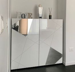 Credenza Madia moderna serigrafata con 2 ante e specchi in finitura Bianco lucido