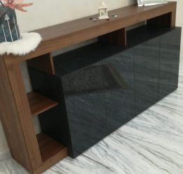 Credenza Madia a 4 ante con un ripiano in finitura Marmo Lucido Nero e Noce Dark