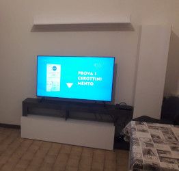 Moderno porta tv con pensile e mensola, Bianco e Ossido