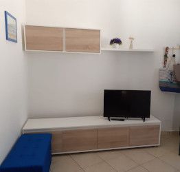 Parete attrezzata, bianco lucido e rovere, con porta tv, mensola e pensile